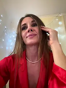 LucieMack online show from November 17, 2025, 5:28 pm