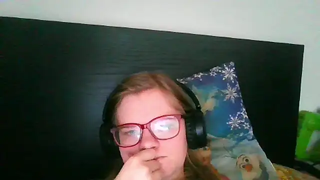 Snapshot of Moonolighta chatting on February 1, 2026, 8:23 am Moonolighta online show from February 1, 2026, 8:23 am