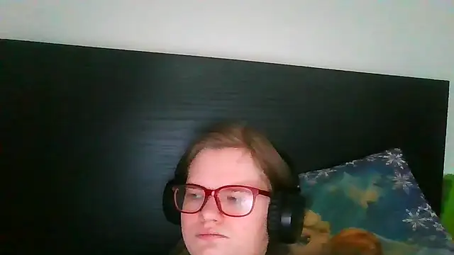 Snapshot of Moonolighta chatting on February 2, 2026, 9:30 am Moonolighta online show from February 2, 2026, 9:30 am