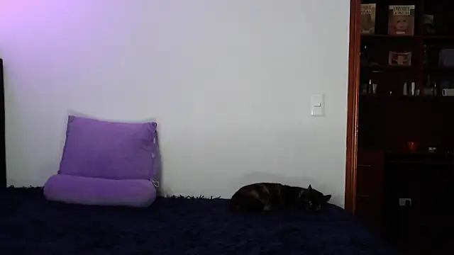 karlamoon23 online show from November 8, 2025, 8:56 pm