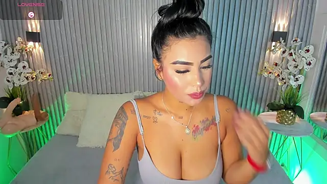 Snapshot of MaddyGray_ chatting on September 23, 2025, 4:14 pm MaddyGray online show from September 23, 2025, 4:14 pm