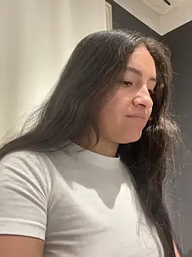 Alyha Cortes online show from November 24, 2025, 1:22 pm