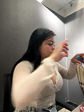 Emily Rivers  online show from November 25, 2025, 1:11 pm