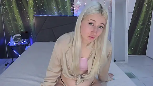 Snapshot of HollyTailors chatting on February 17, 2026, 6:11 am HollyTailors online show from February 17, 2026, 6:11 am