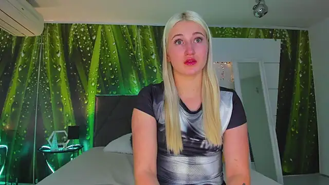 HollyTailors online show from November 25, 2025, 6:36 am