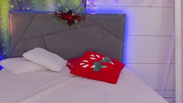 Snapshot of HollyTailors chatting on January 15, 2026, 6:50 am HollyTailors online show from January 15, 2026, 6:50 am