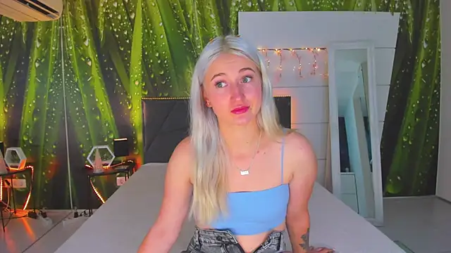 HollyTailors online show from September 24, 2025, 5:25 am