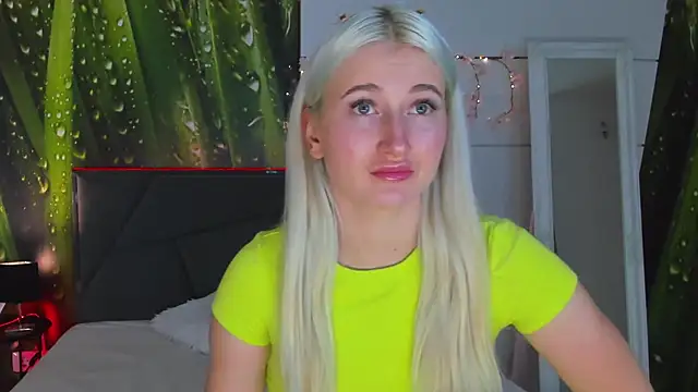 HollyTailors online show from October 22, 2025, 12:04 pm