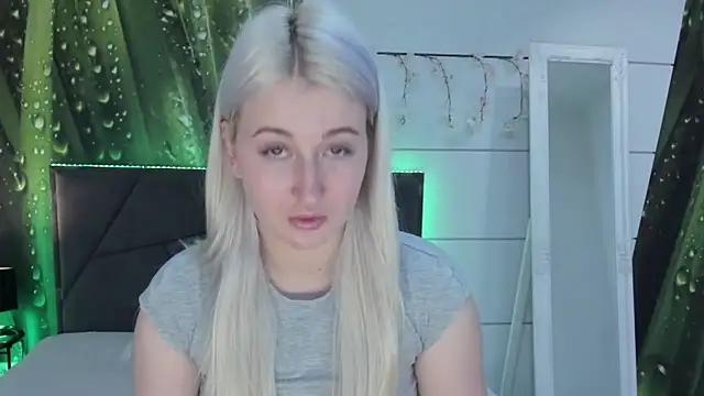 Snapshot of HollyTailors chatting on February 15, 2026, 6:14 am HollyTailors online show from February 15, 2026, 6:14 am