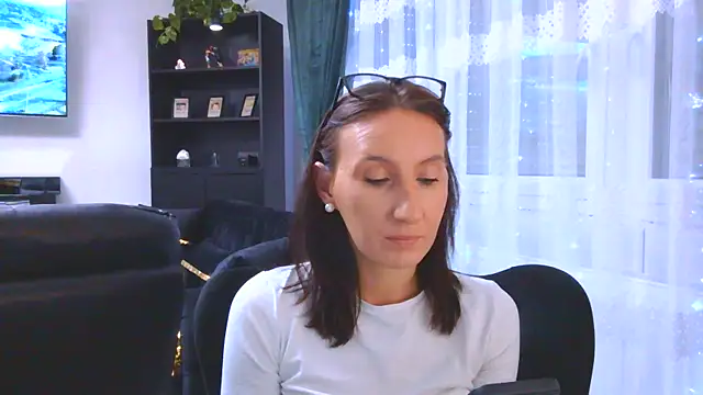 Emilia Mausi online show from November 20, 2025, 7:58 pm