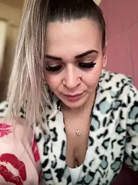 iSelena online show from November 3, 2025, 5:45 am