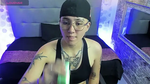 Snapshot of emahills__axelrose chatting on September 22, 2025, 8:37 pm emahills axelrose online show from September 22, 2025, 8:37 pm
