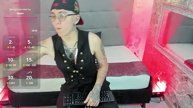 Snapshot of emahills__axelrose chatting on October 17, 2025, 2:15 am emahills axelrose online show from October 17, 2025, 2:15 am