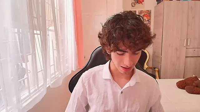 Nude Boy18 online show from October 15, 2025, 8:39 pm