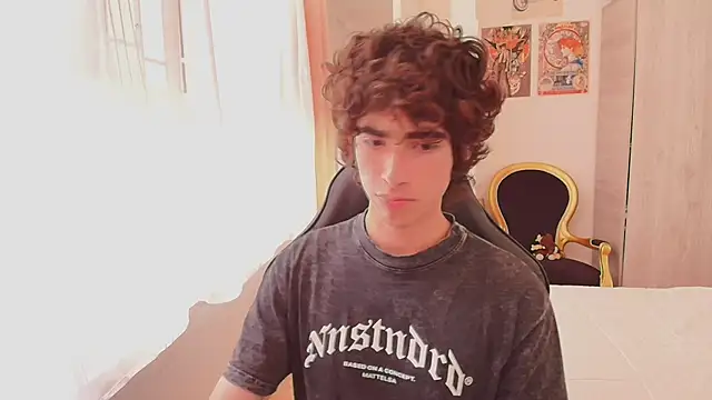 Nude Boy18 online show from October 24, 2025, 6:40 pm