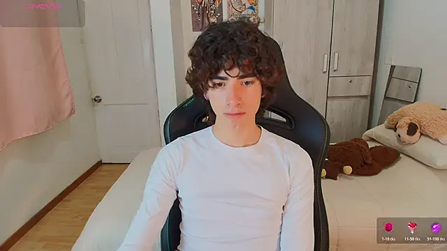 Nude Boy18 online show from December 16, 2025, 2:27 am