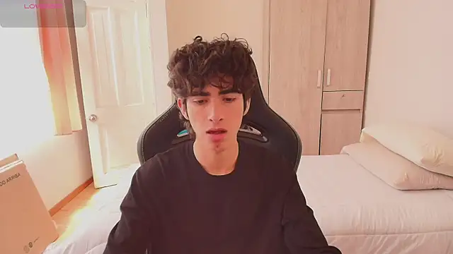 Nude Boy18 online show from June 3, 2026, 6:23 pm