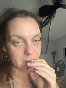 Snapshot of hautemama215 chatting on November 13, 2025, 8:18 am hautemama215 online show from November 13, 2025, 8:18 am