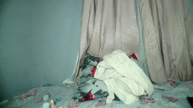 Snapshot of blueyXxX chatting on February 11, 2026, 3:17 am blueyXxX online show from February 11, 2026, 3:17 am