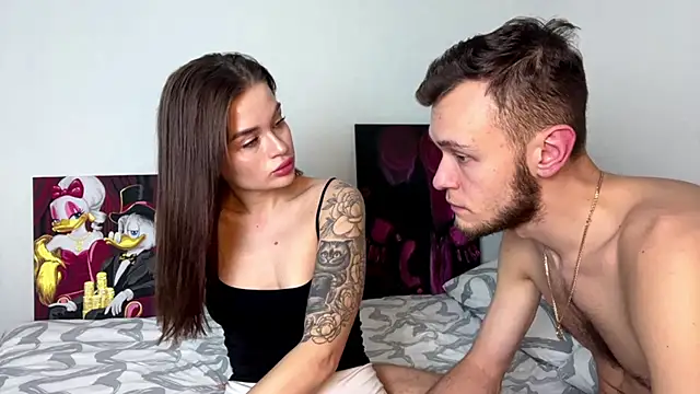 Petal Couple online show from November 18, 2025, 3:04 pm