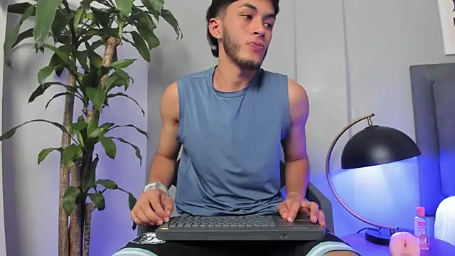 Snapshot of Tylerffoxx chatting on July 14, 2026, 10:27 pm Tylerffoxx online show from July 14, 2026, 10:27 pm