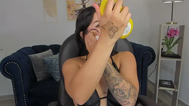 Saskia litt online show from December 19, 2025, 3:43 am