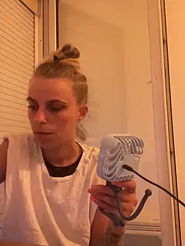 Snapshot of BrumeLove chatting on May 27, 2026, 7:21 pm BrumeLove online show from May 27, 2026, 7:21 pm