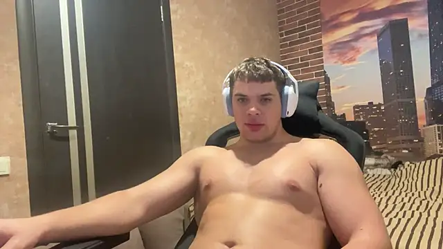 MusclePhantom online show from December 15, 2025, 9:53 pm