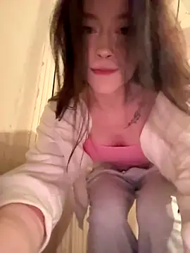 Snapshot of EstaVista chatting on September 9, 2025, 3:32 pm EstaVista online show from September 9, 2025, 3:32 pm