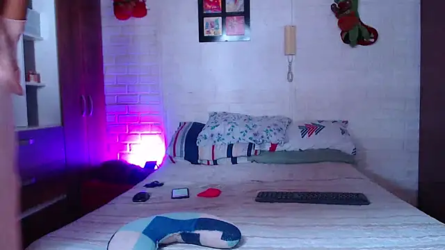 lucyymaximo online show from November 17, 2025, 3:49 pm