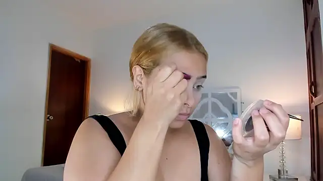 Snapshot of MikaelaStone chatting on January 16, 2026, 12:20 pm MikaelaStone online show from January 16, 2026, 12:20 pm