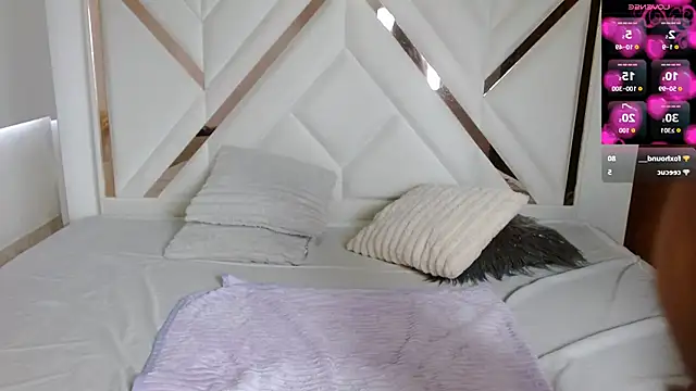 SophiaaLee online show from October 4, 2025, 8:43 pm