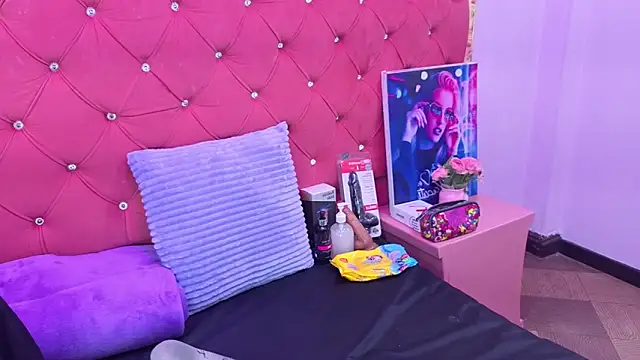 Nanis James online show from October 5, 2025, 2:57 am