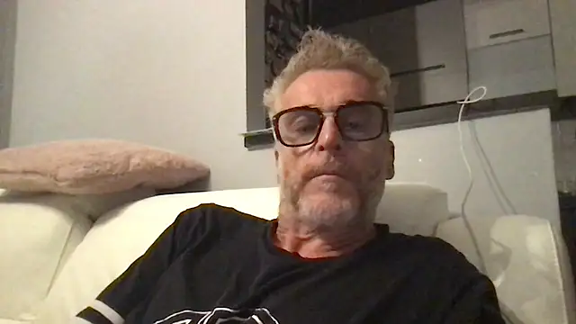 Snapshot of Axl_hot chatting on June 7, 2026, 10:26 pm Axl hot online show from June 7, 2026, 10:26 pm