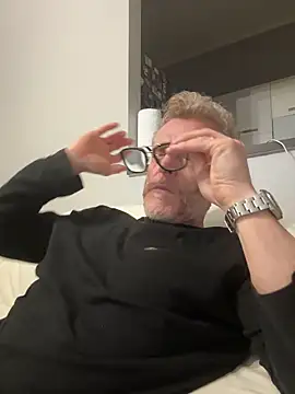 Axl hot online show from April 18, 2026, 9:04 pm