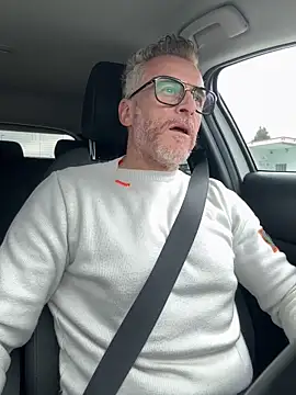 Axl hot online show from April 1, 2026, 3:31 pm