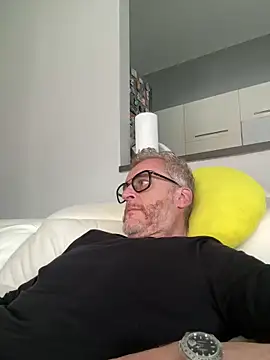 Axl hot online show from April 18, 2026, 12:18 pm