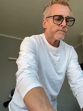 Axl hot online show from February 24, 2026, 10:38 am