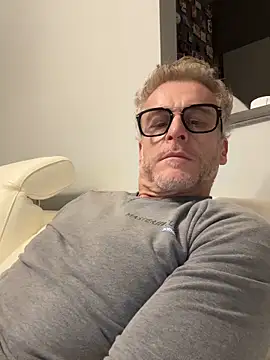 Axl hot online show from February 18, 2026, 11:23 pm