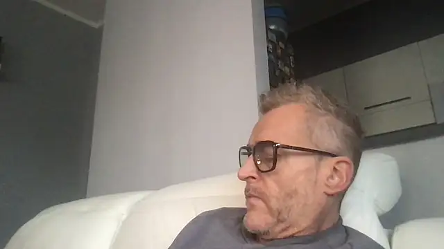 Axl hot online show from November 23, 2025, 12:04 pm