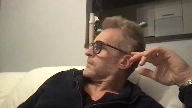 Axl hot online show from February 10, 2026, 8:08 pm