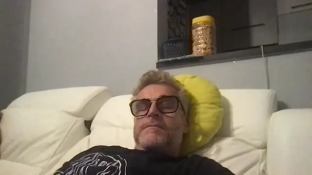 Snapshot of Axl_hot chatting on June 1, 2026, 9:14 pm Axl hot online show from June 1, 2026, 9:14 pm