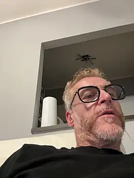 Axl hot online show from April 17, 2026, 10:12 pm