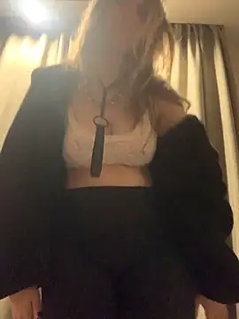 Snapshot of VesnaCrystal chatting on October 4, 2025, 8:43 pm VesnaCrystal online show from October 4, 2025, 8:43 pm