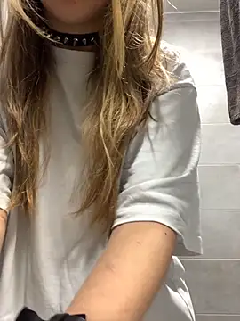 Snapshot of VesnaCrystal chatting on November 16, 2025, 3:17 pm VesnaCrystal online show from November 16, 2025, 3:17 pm