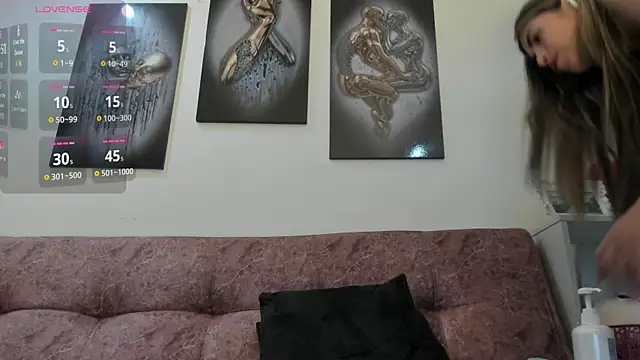 KristellV online show from October 7, 2025, 11:00 am