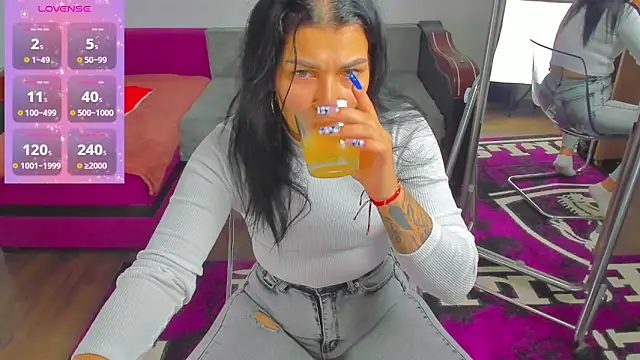 MiaKiittyy online show from October 23, 2025, 4:38 pm