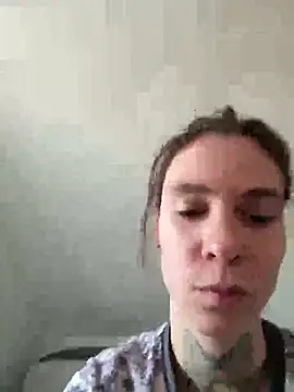 HoneySquirrel online show from November 14, 2025, 11:14 am