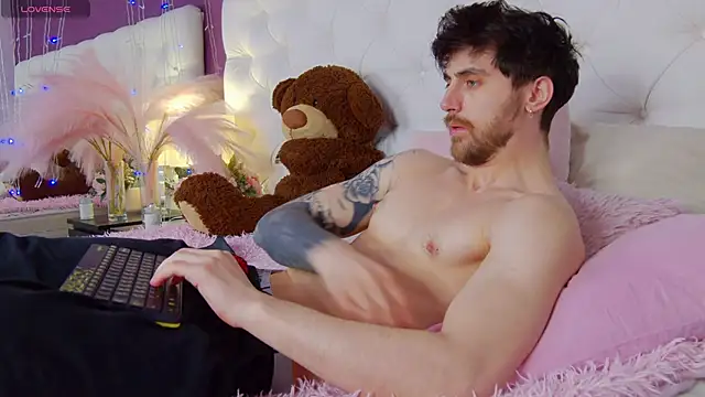 Oscar Miller  online show from April 15, 2026, 7:47 am