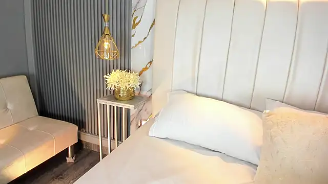 MiaVixen  online show from January 8, 2026, 11:44 pm